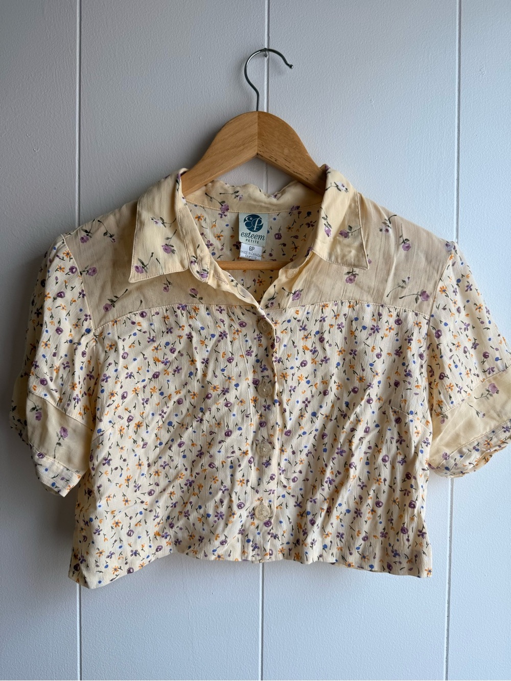 Vintage estamp Floral Cropped Button-Up Blouse in Pale Yellow